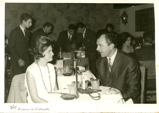 Dra. Maria Margarida Garrido Belard da Fonseca (1938-2000) e Eng. Jaime Augusto Esteves de Bastos (1924-1974) na Taverna do Embuado, em Lisboa, c. 1966